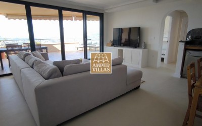 Precioso y acogedor apartamento con vistas panorámicas al mar y las montañas.